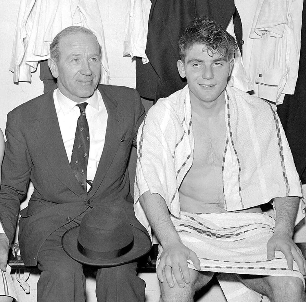 Engelskfotbollsspelare Duncan Edwards Med Matt Busby I Mars 1957. Wallpaper