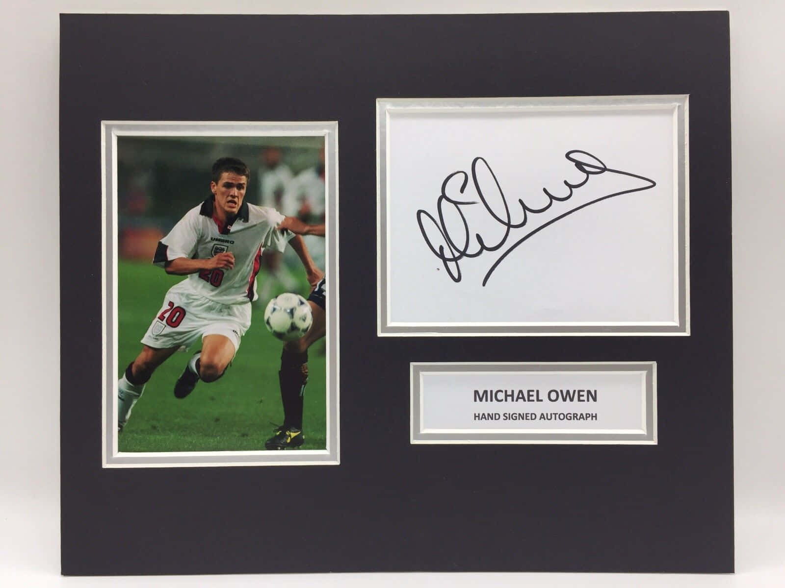 Dansk Fodboldspiller Michael Owen signatur i baggrunden Wallpaper