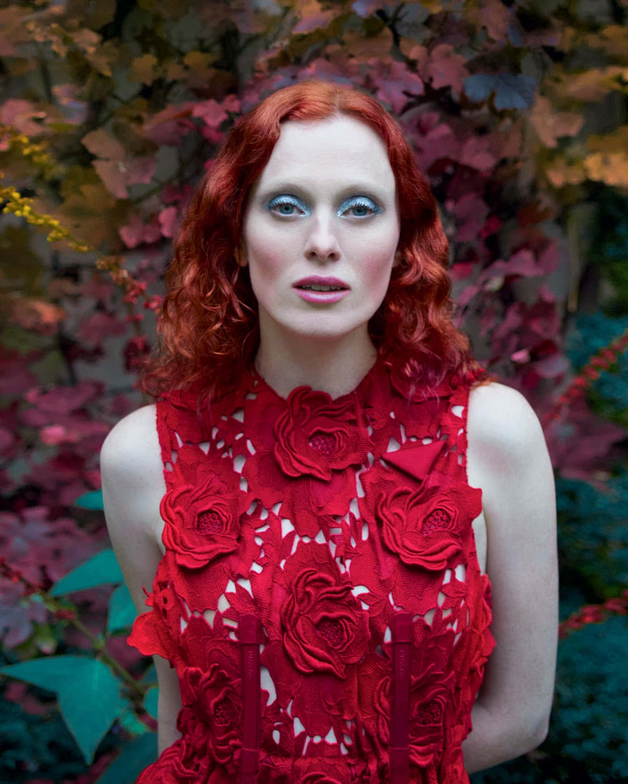 English Model Karen Elson Stunning In Red Dress On Stage Wallpaper