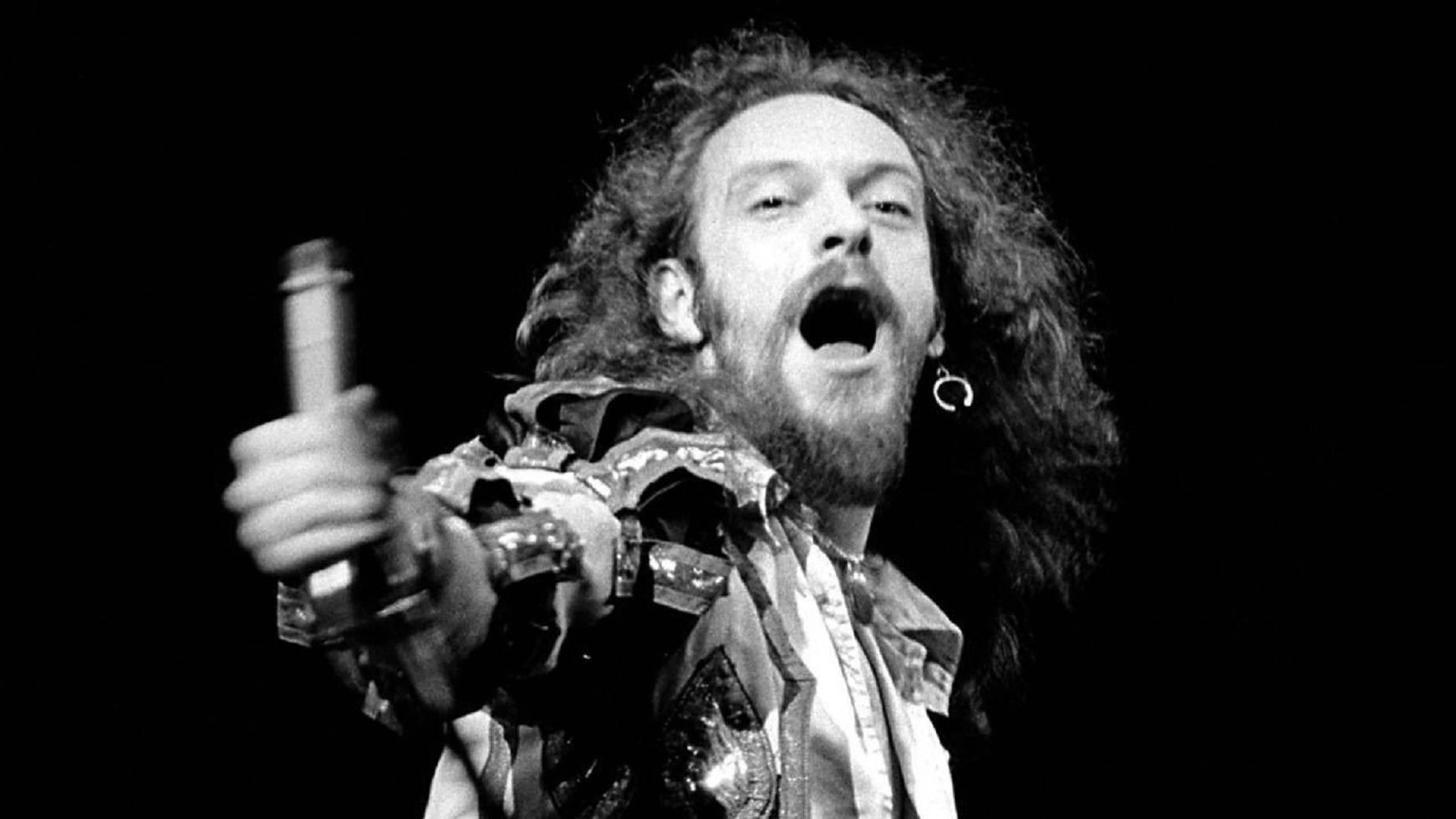 Cantanteinglés Ian Anderson De La Banda Jethro Tull. Retrato En Blanco Y Negro. Fondo de pantalla