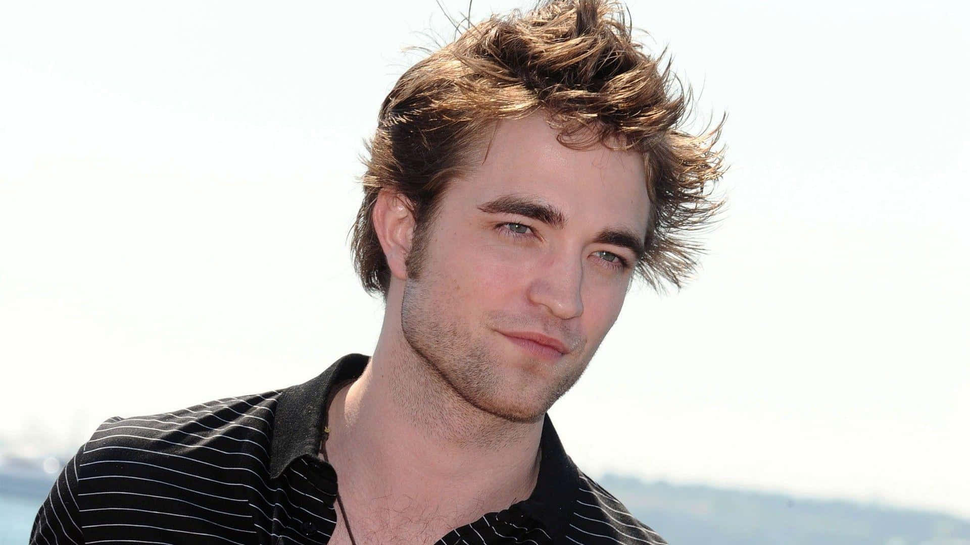 Dansk Hvid Mand Skuespiller Robert Pattinson Ride Heste Scene Wallpaper