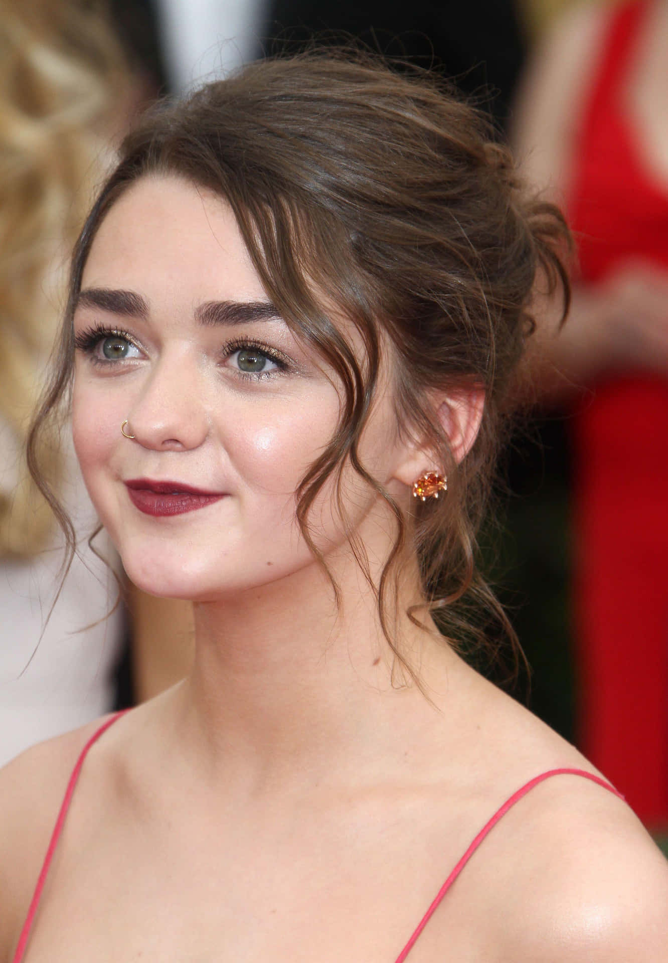 Enigmatic Maisie Williams Posing Elegantly During A Photoshoot. Wallpaper