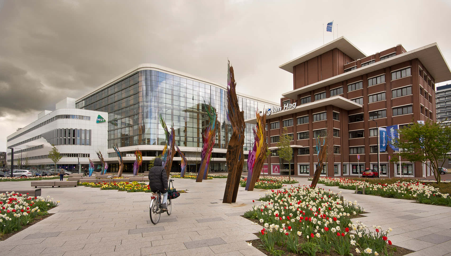 Vue De La Ville D'enschede Avec Cycliste Et Architecture Moderne Fond d'écran