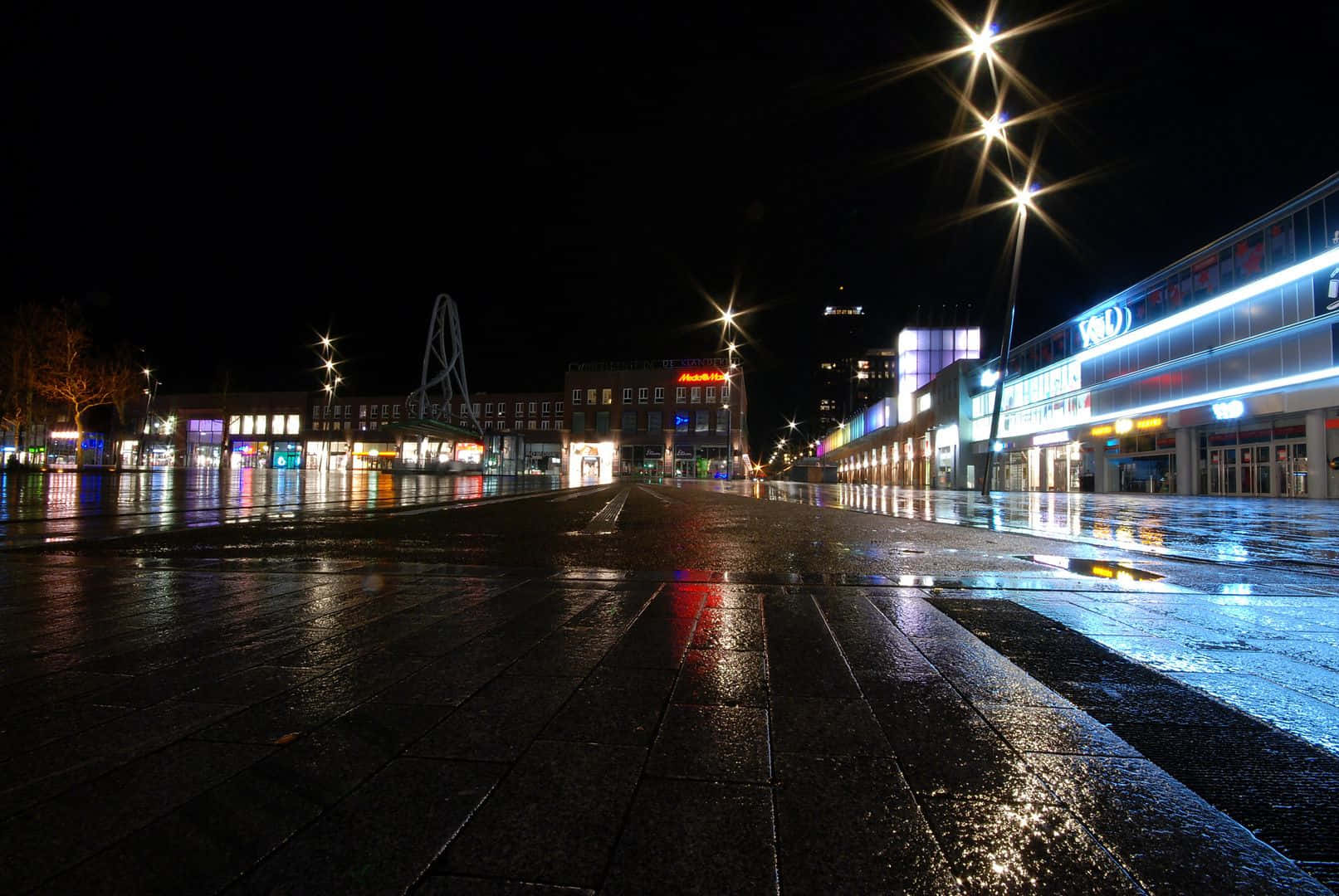 Vue Nocturne De La Ville D'enschede Avec Pavé Mouillé Fond d'écran