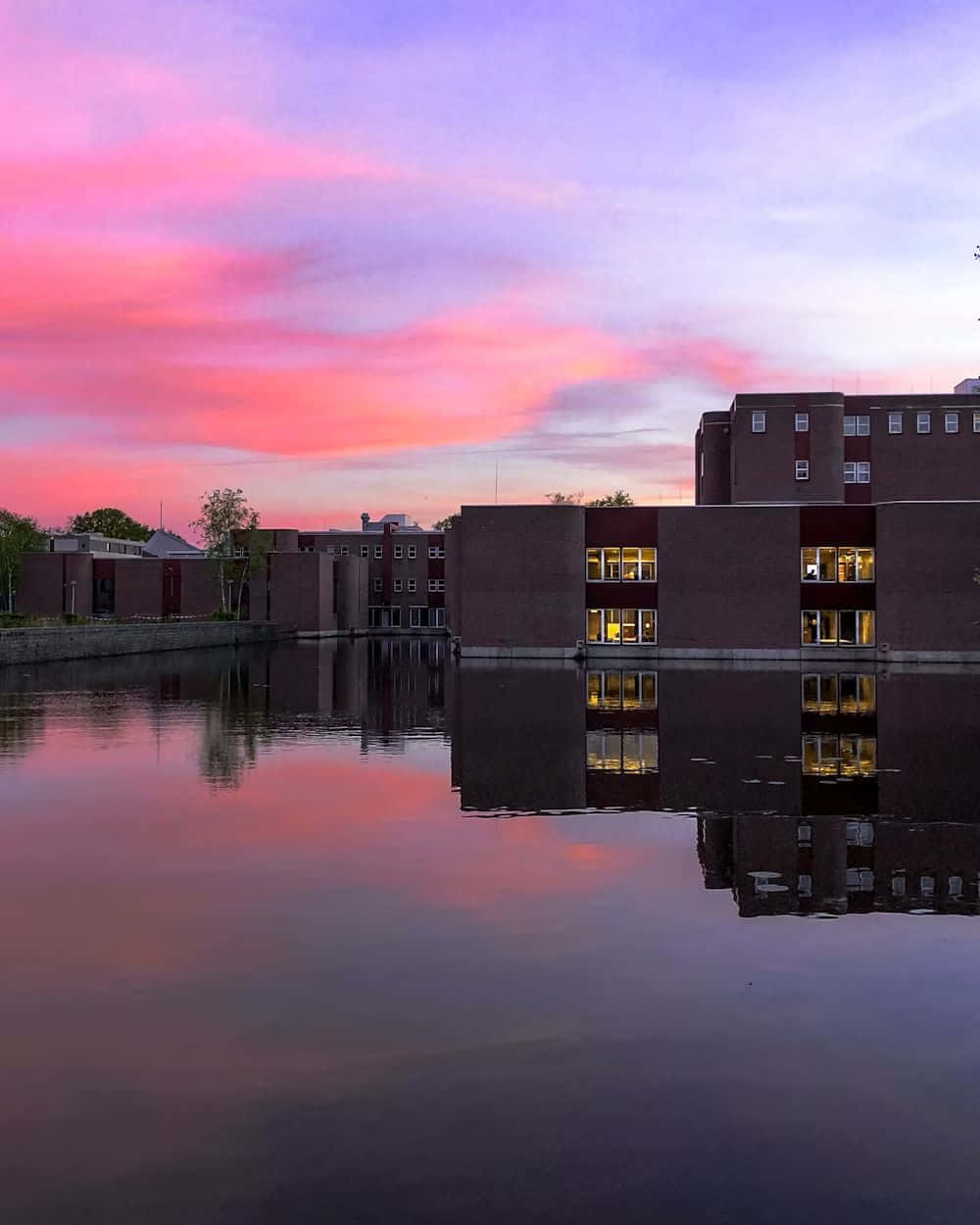 Reflet Du Coucher De Soleil Sur Le Front De Mer D'enschede Fond d'écran