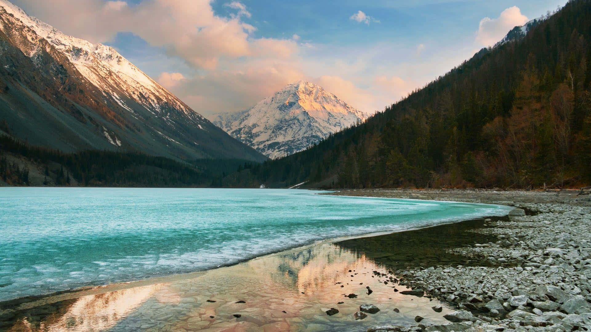 Enthralling Wilderness - A Beautiful Icy Overview Of Siberia Wallpaper