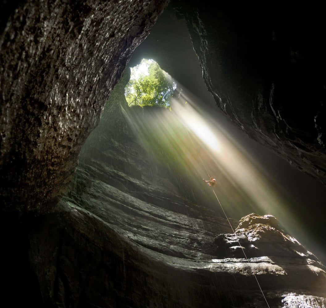 Entradamisteriosa De Una Cueva Iluminada Por La Luz Del Sol.