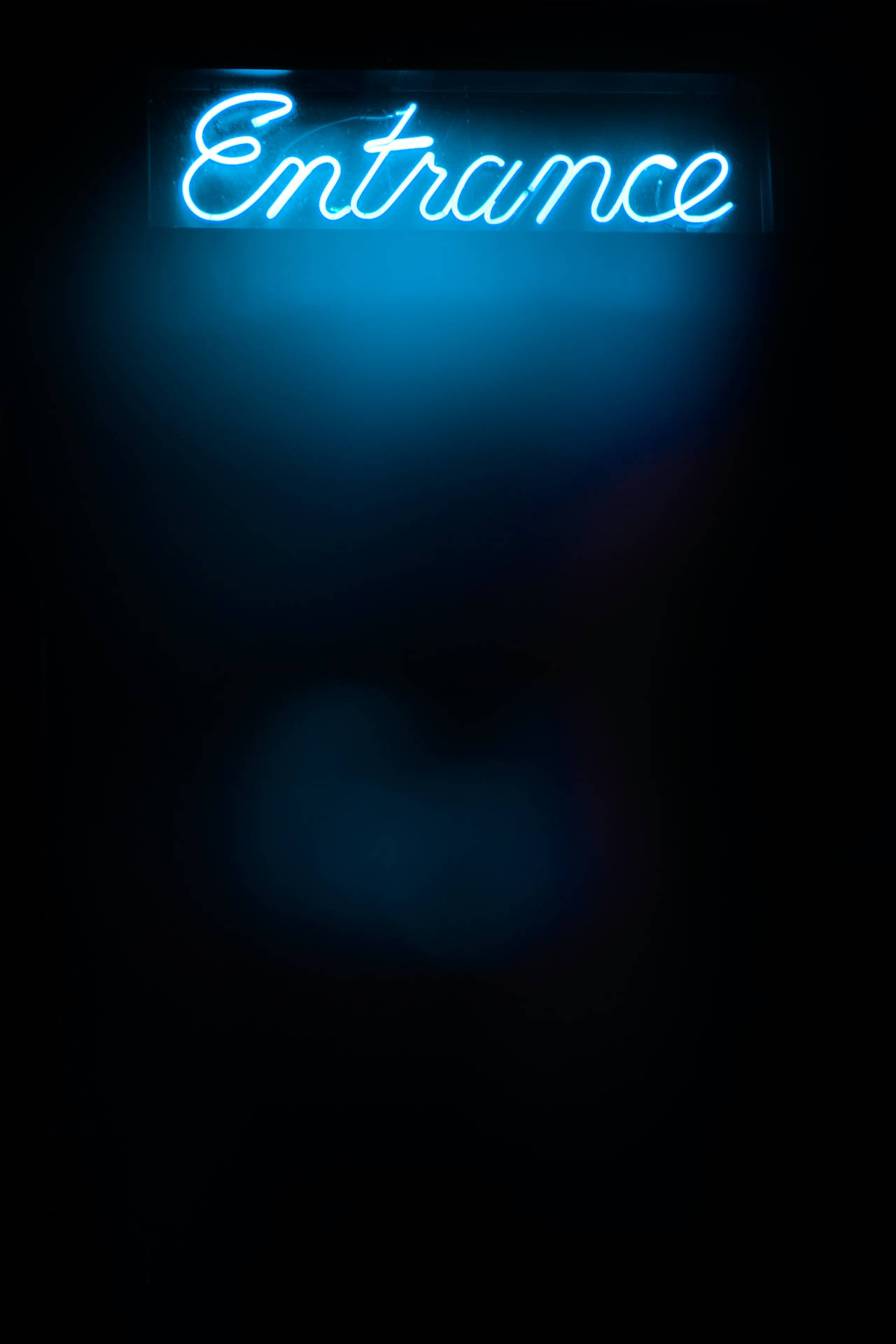 Eingangsschildin Leuchtendem Blau Für Das Iphone Wallpaper