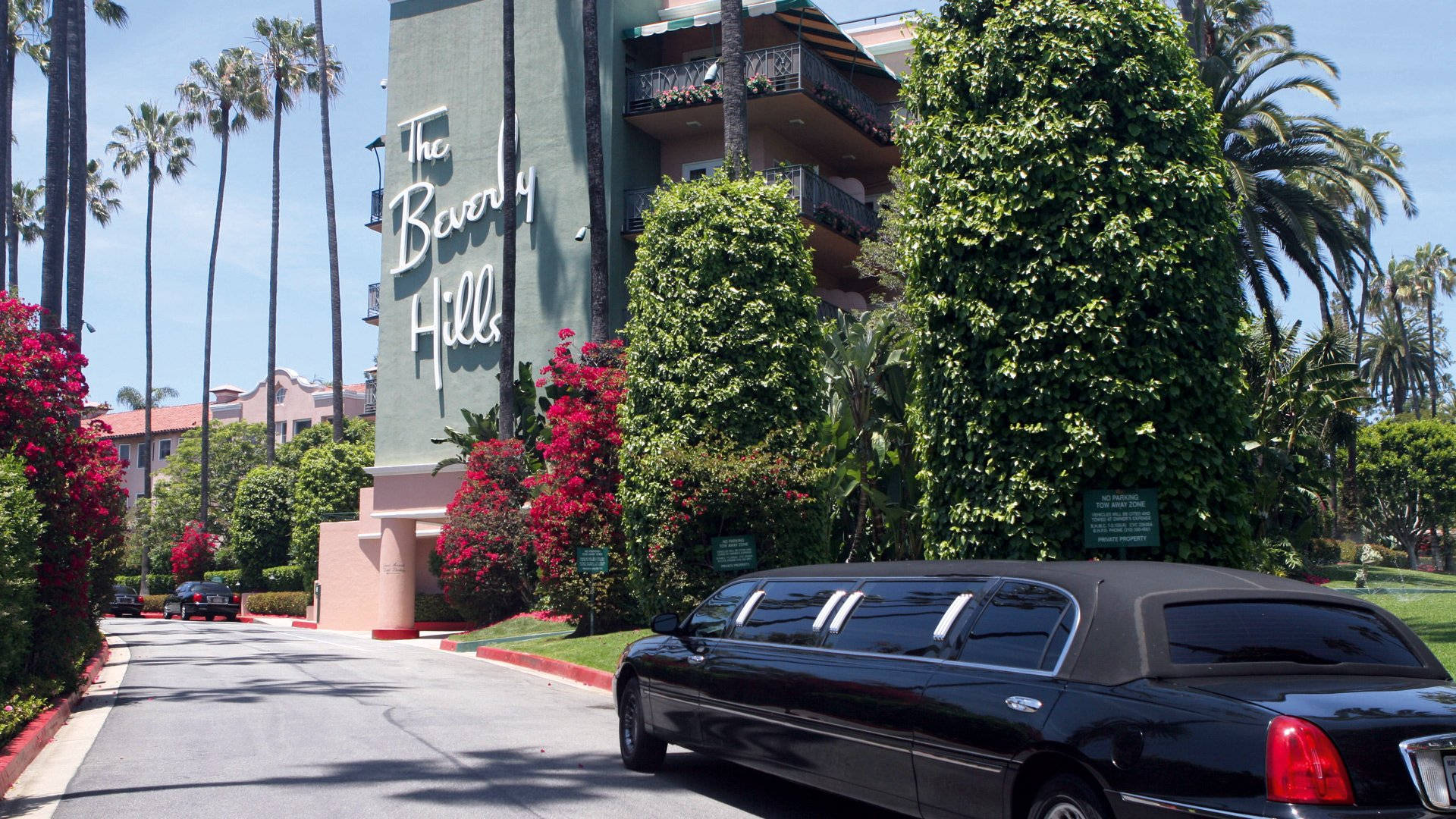 Entry To Beverly Hills Hotel Wallpaper