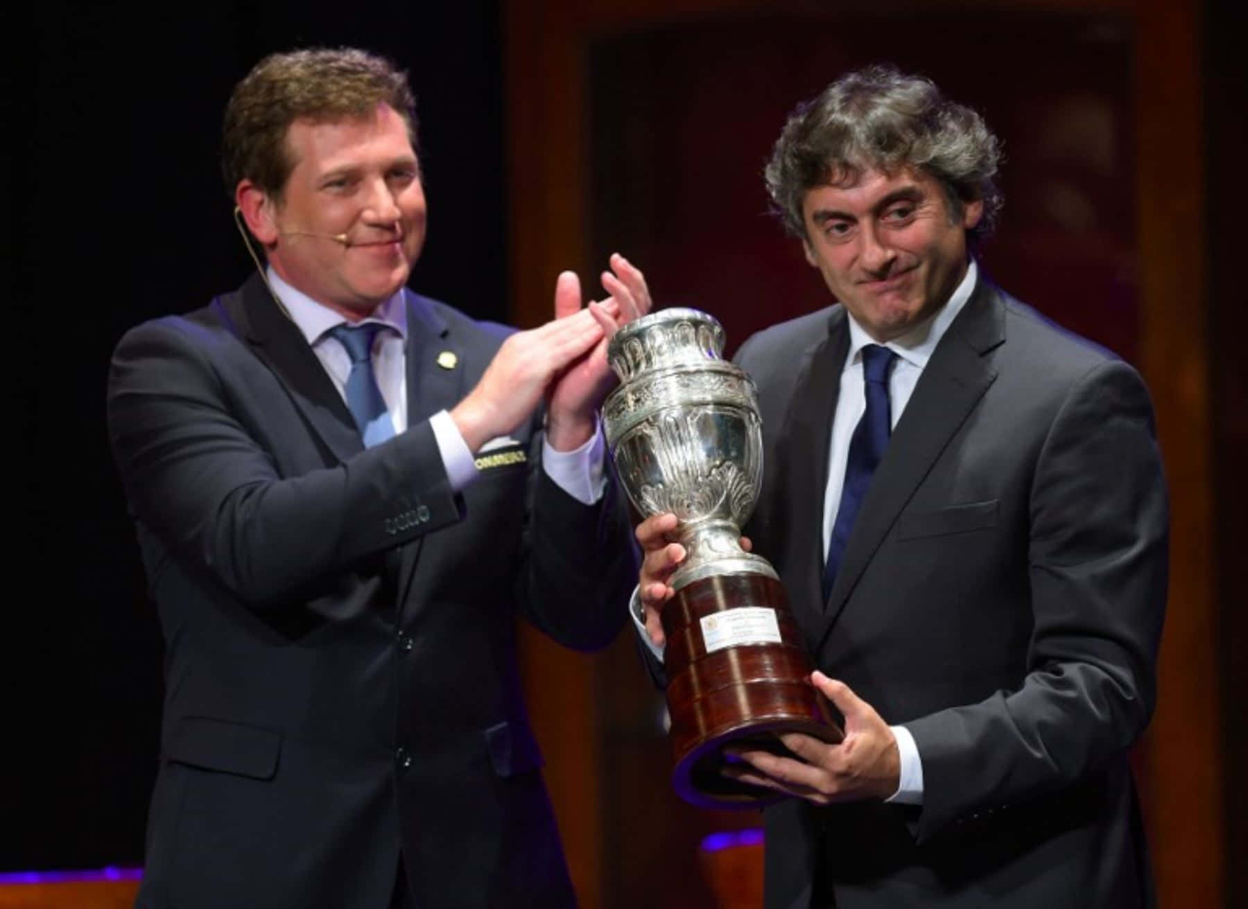 Premioenzo Francescoli Al Fútbol De Uruguay Fondo de pantalla