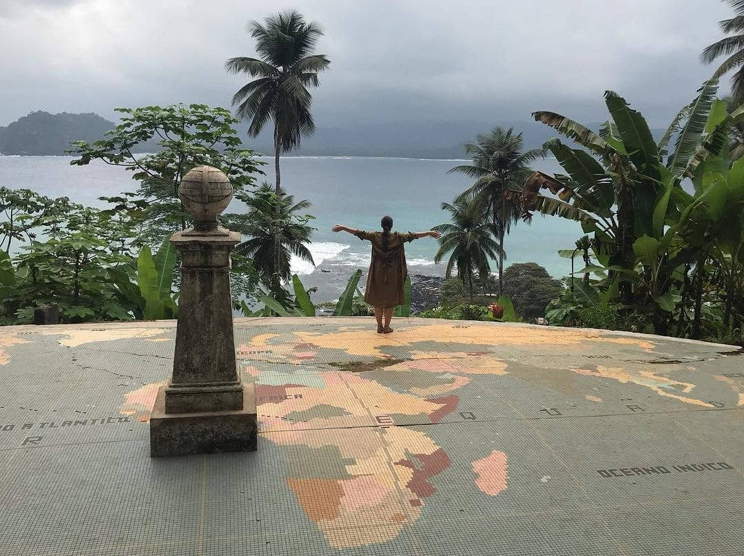 Äquatorlandmarke Auf São Tomé Und Príncipe Wallpaper
