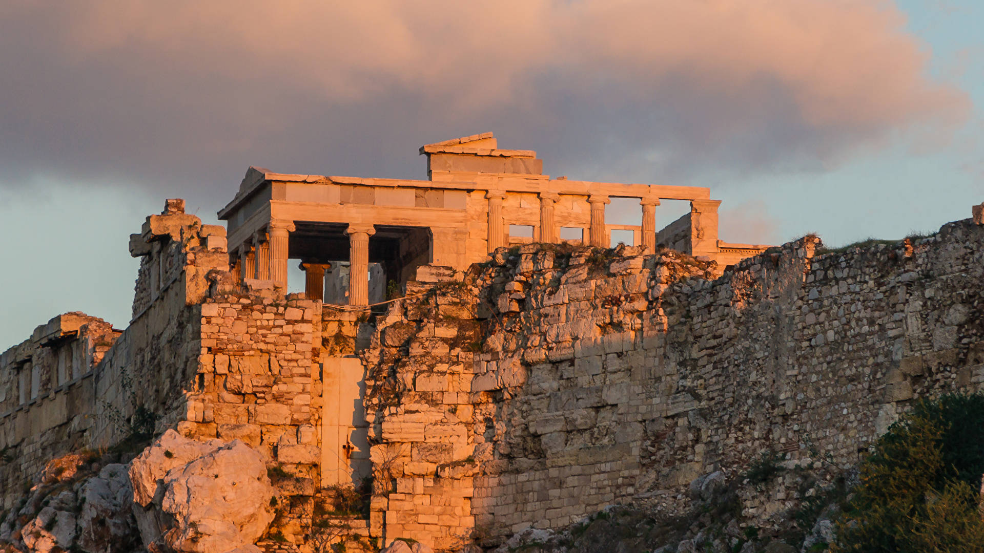 Erechtheion Athens Ruins skaber et drama i baggrunden. Wallpaper