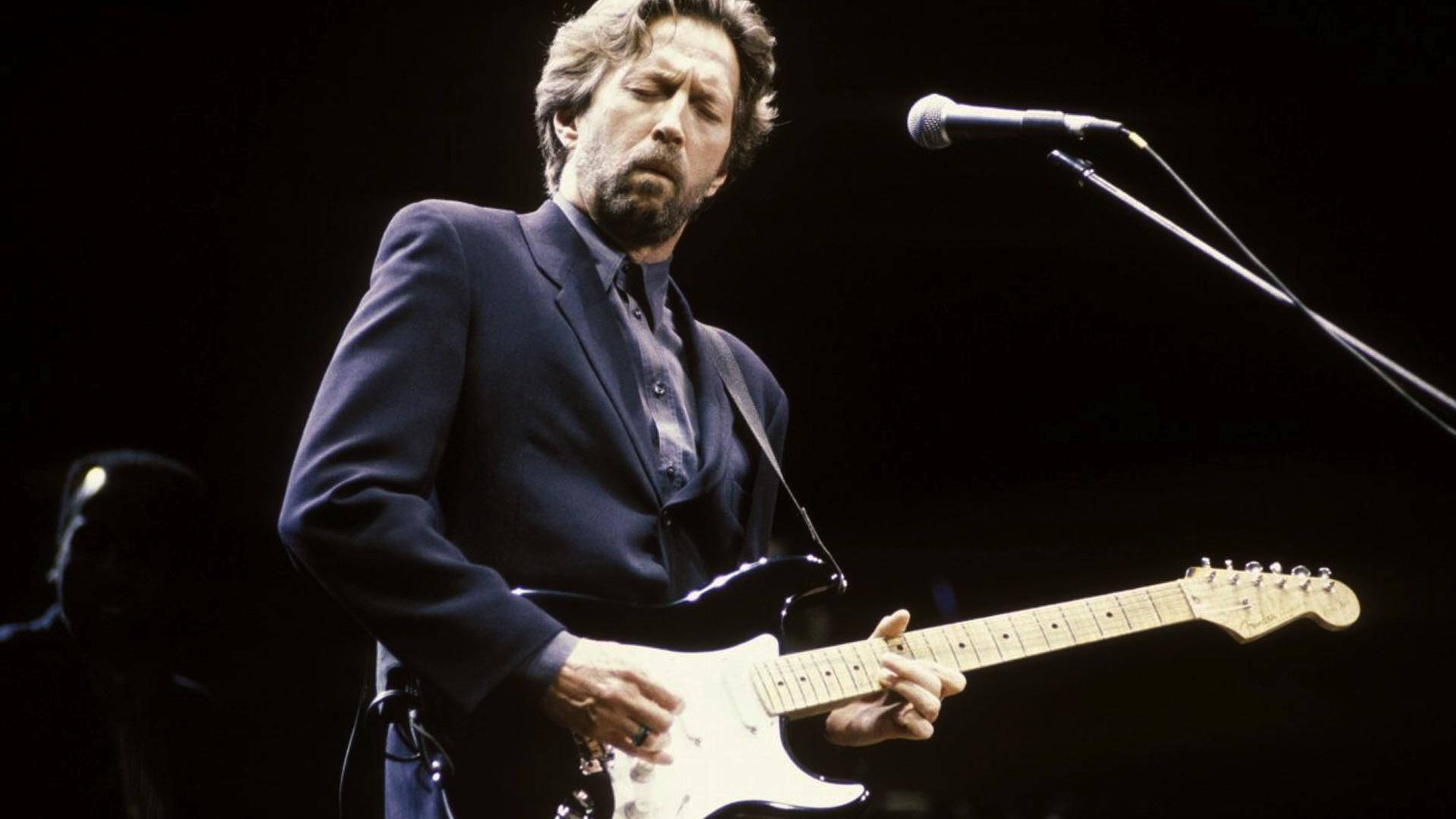 Eric Clapton Øjne Lukkede Strumming en Guitar Wallpaper: Wallpaper