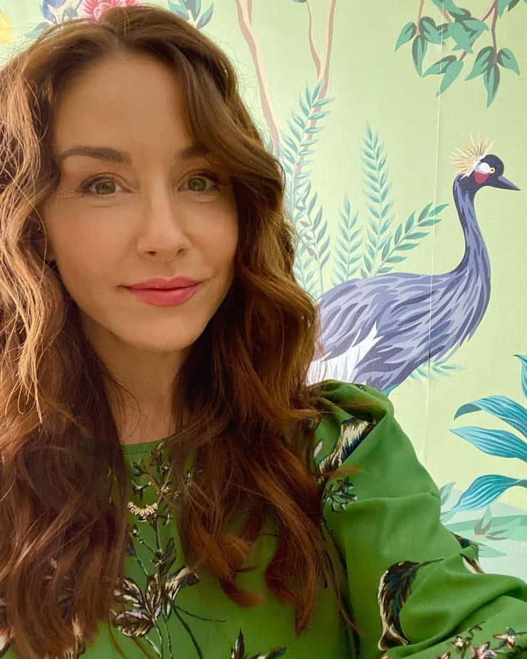 Erin Karpluk Green Backdrop Selfie Wallpaper
