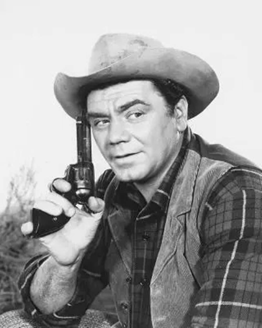 Ernest Borgnine som cowboy med pistolportræt tapet Wallpaper