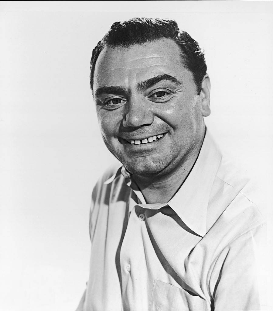 "Ernest Borgnine - A Classic Hollywood Icon" Wallpaper