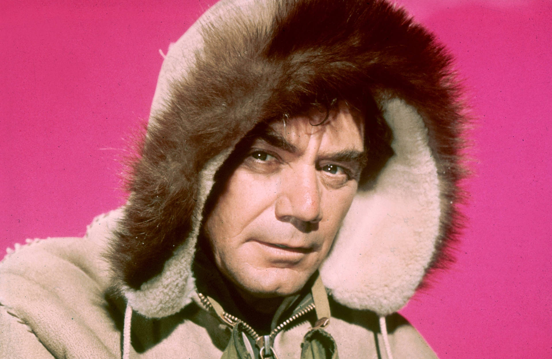 Ernest Borgnine i en brun pelsfrakke Wallpaper