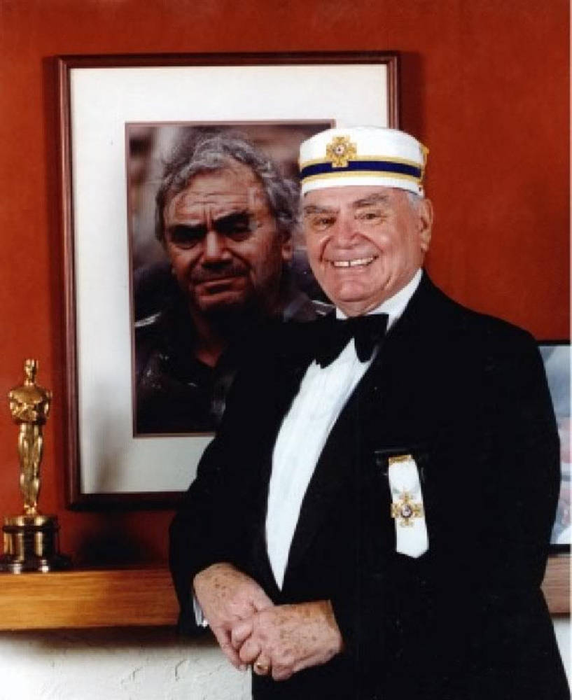 Ernestborgnine Med Sin Inramade Porträtt (when Referring To Computer Or Mobile Wallpaper, This Sentence Would Most Likely Be Shortened To Just 