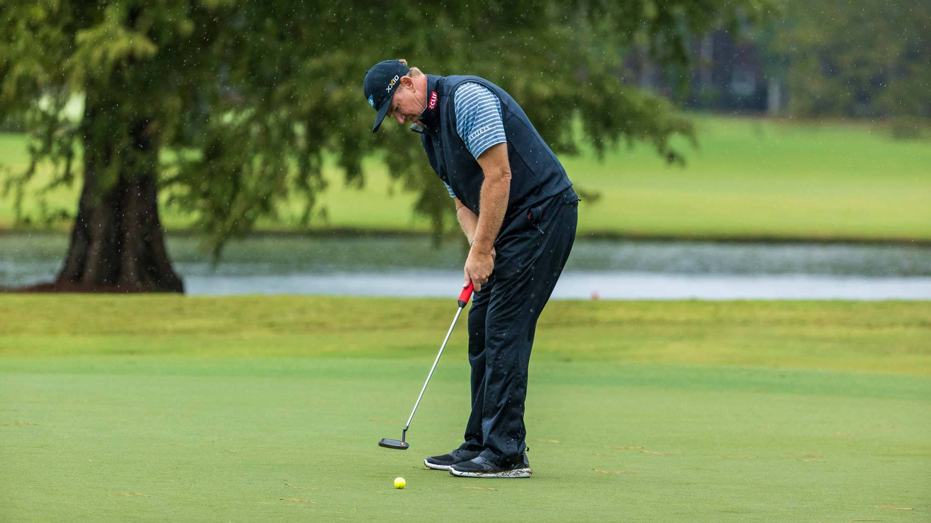 Ernie Els Intensely Focusing on His Swing on the Golf Course Wallpaper