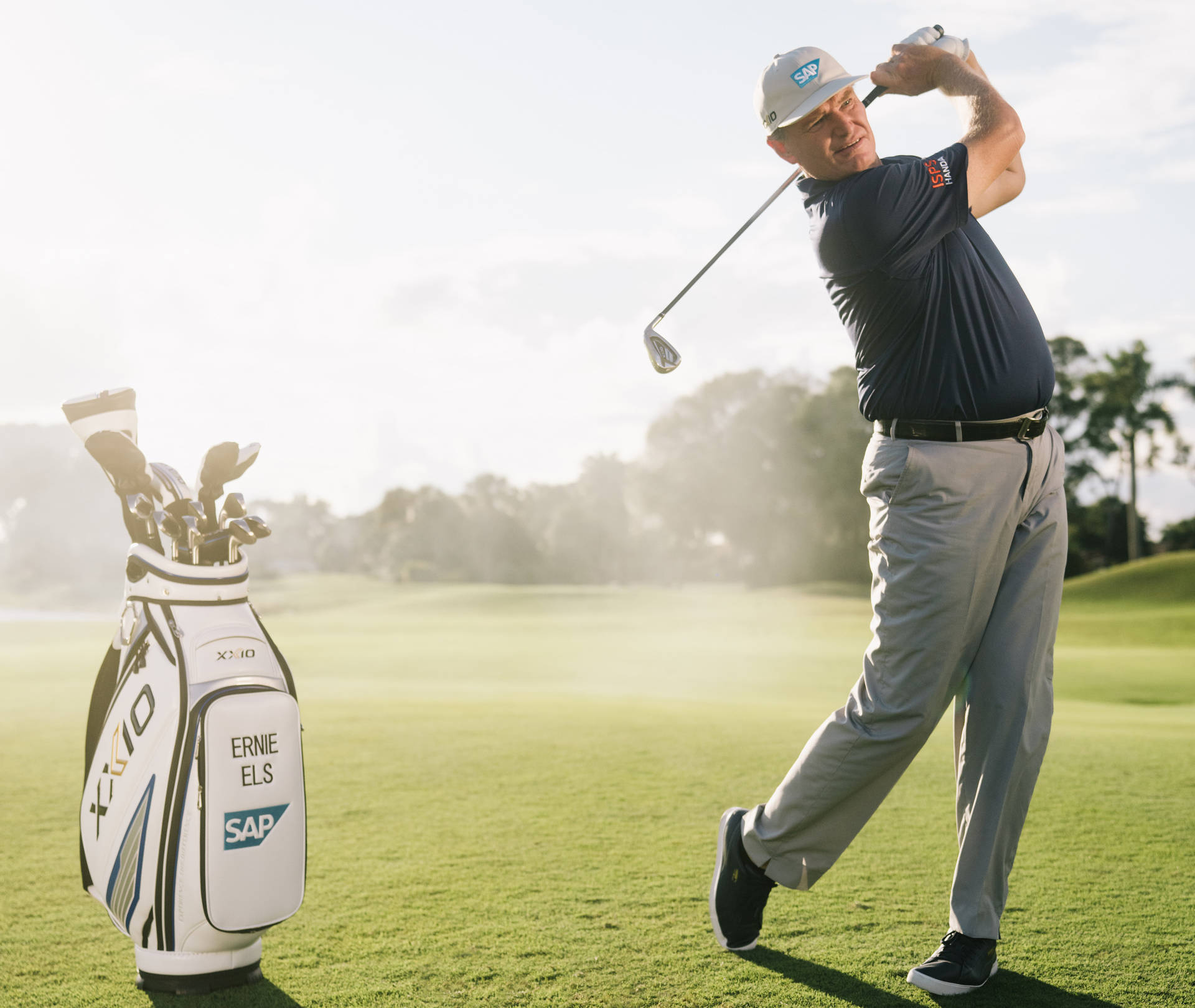 "Ernie Els in Full Swing - A Display of Golf Excellence" Wallpaper