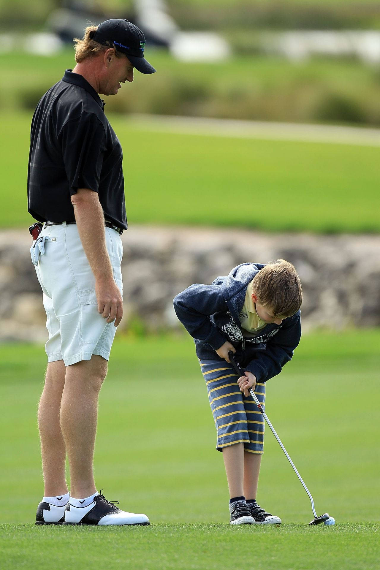 Ernieels A Giocare A Golf Con Un Bambino Sfondo