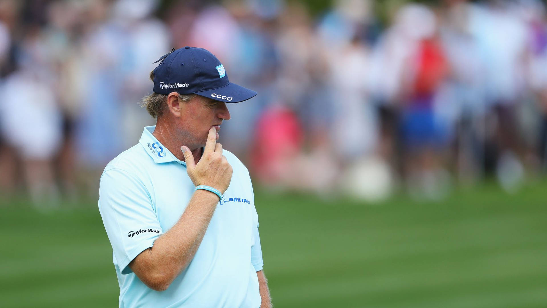 Ernie Els Looking To The Right Wallpaper