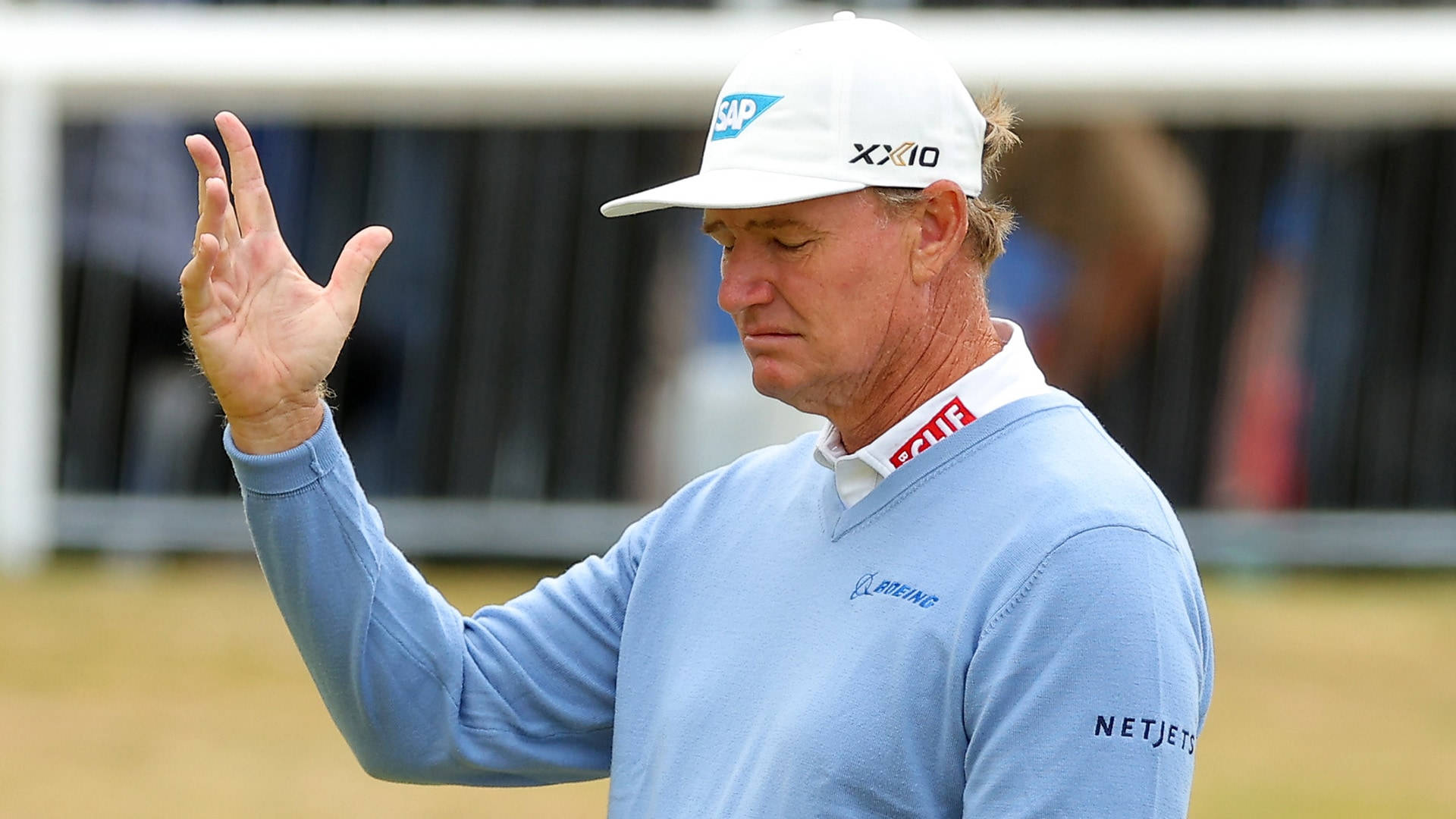 Ernie Els With Right Hand Raised Wallpaper