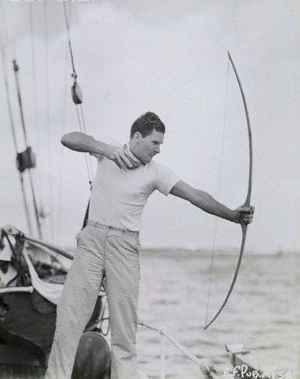 Errol Flynn Sort og Hvid Bue i Yacht Wallpaper