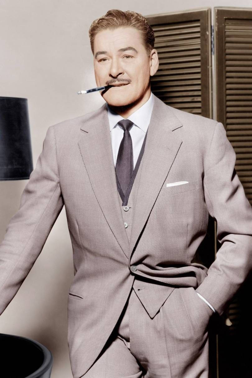 Errolflynn Raucht Eine Zigarette Im Anzug. Wallpaper