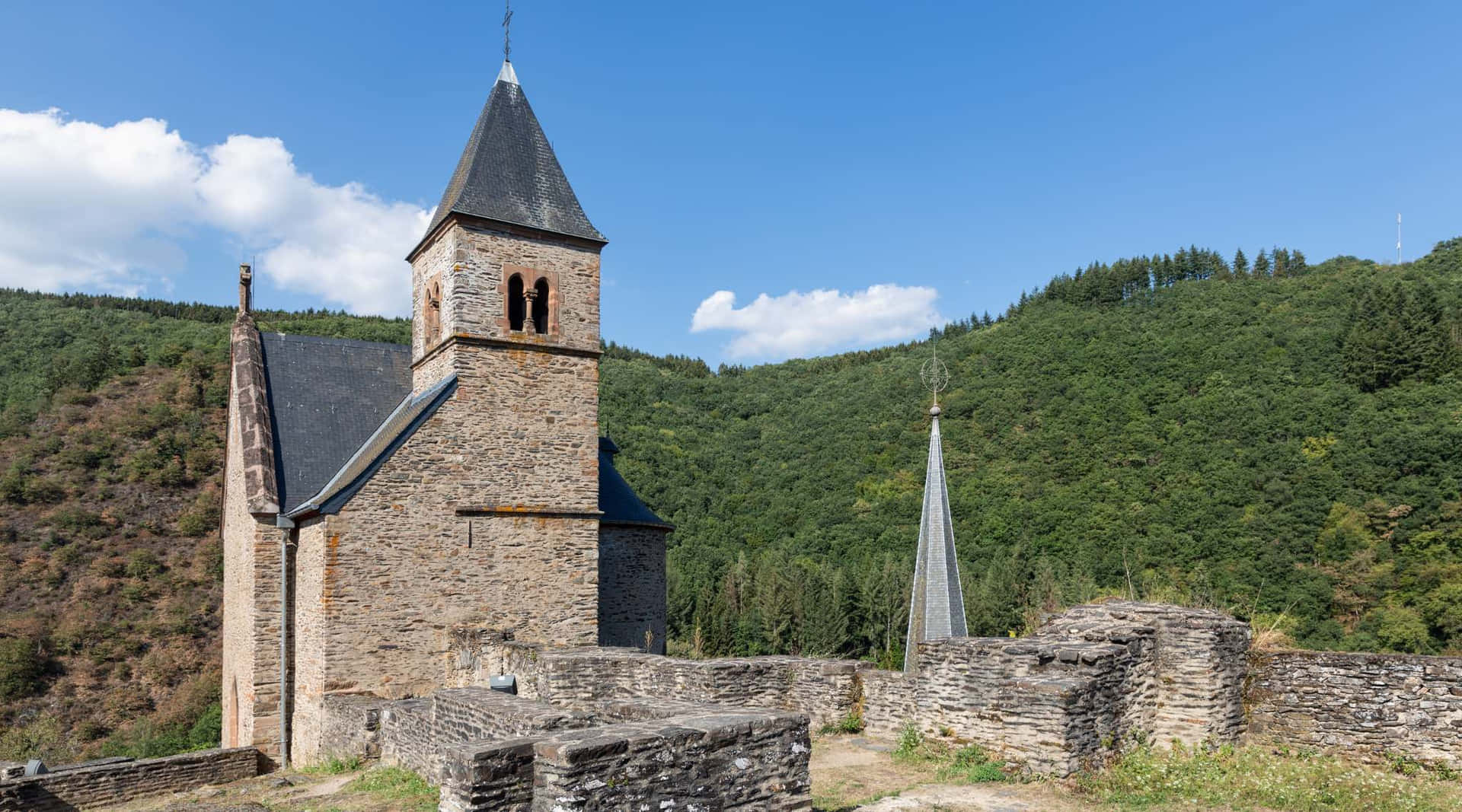 Esch-sur-alzette Historisk Kirke Og Ruiner Bakgrunnsbildet