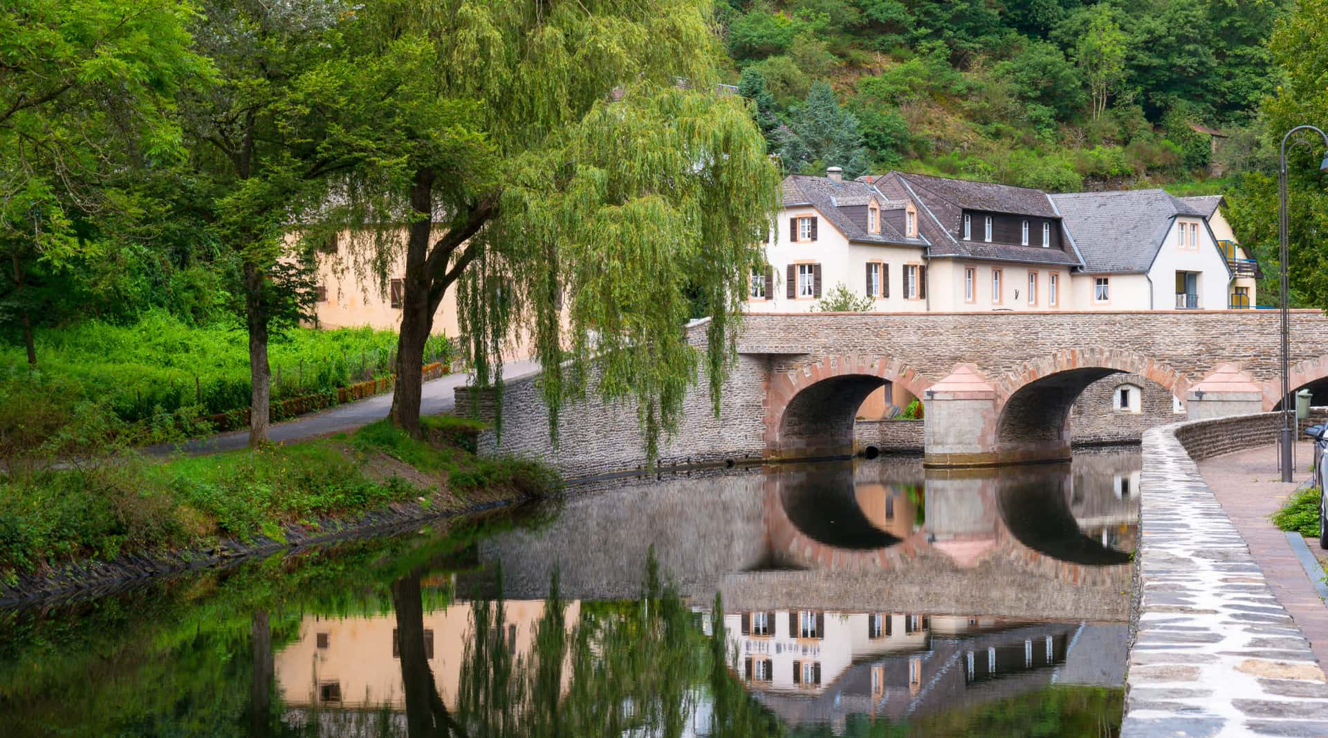 Eschsur Alzette Tranquil River Scene Wallpaper