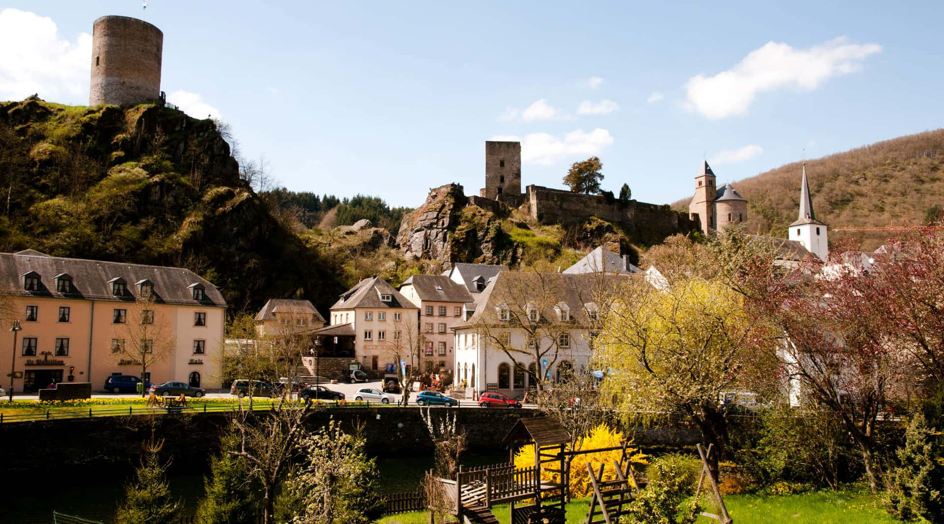 Esch-sur-sûre Slott Og Landsby Luxembourg Bakgrunnsbildet