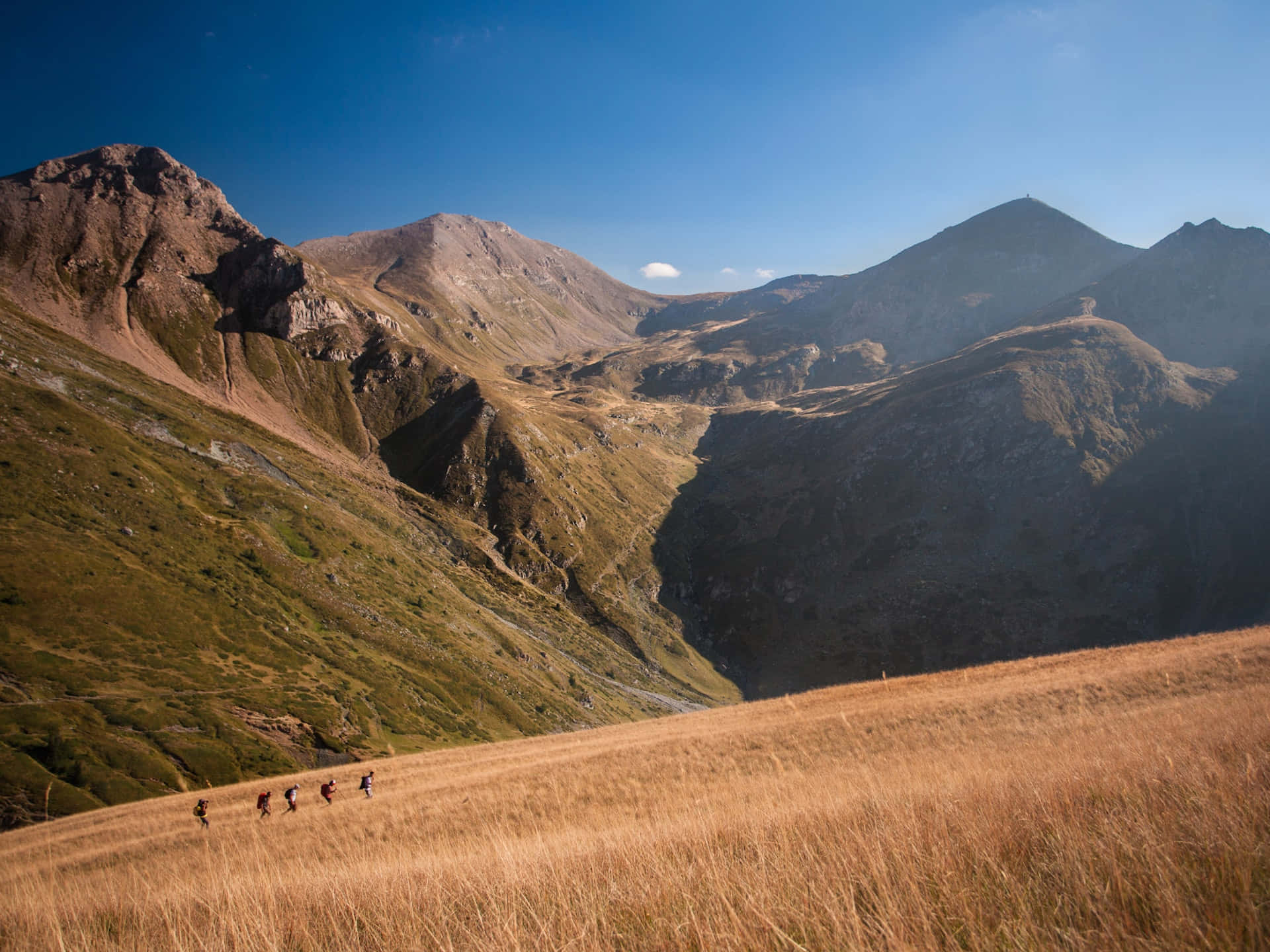 Escursionistache Esplora Un Sentiero Di Montagna All'alba.