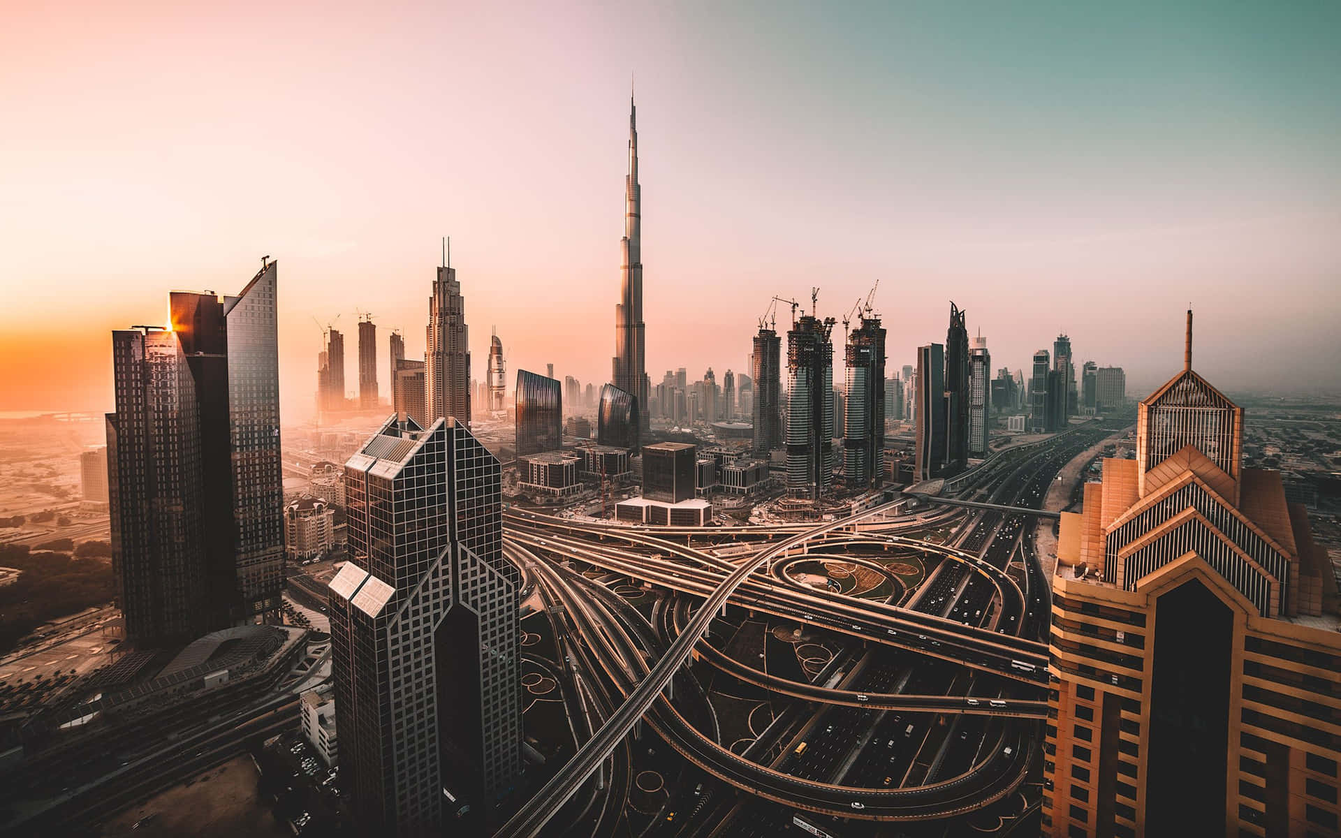 Espectacularhorizonte De Dubai Al Atardecer Dorado