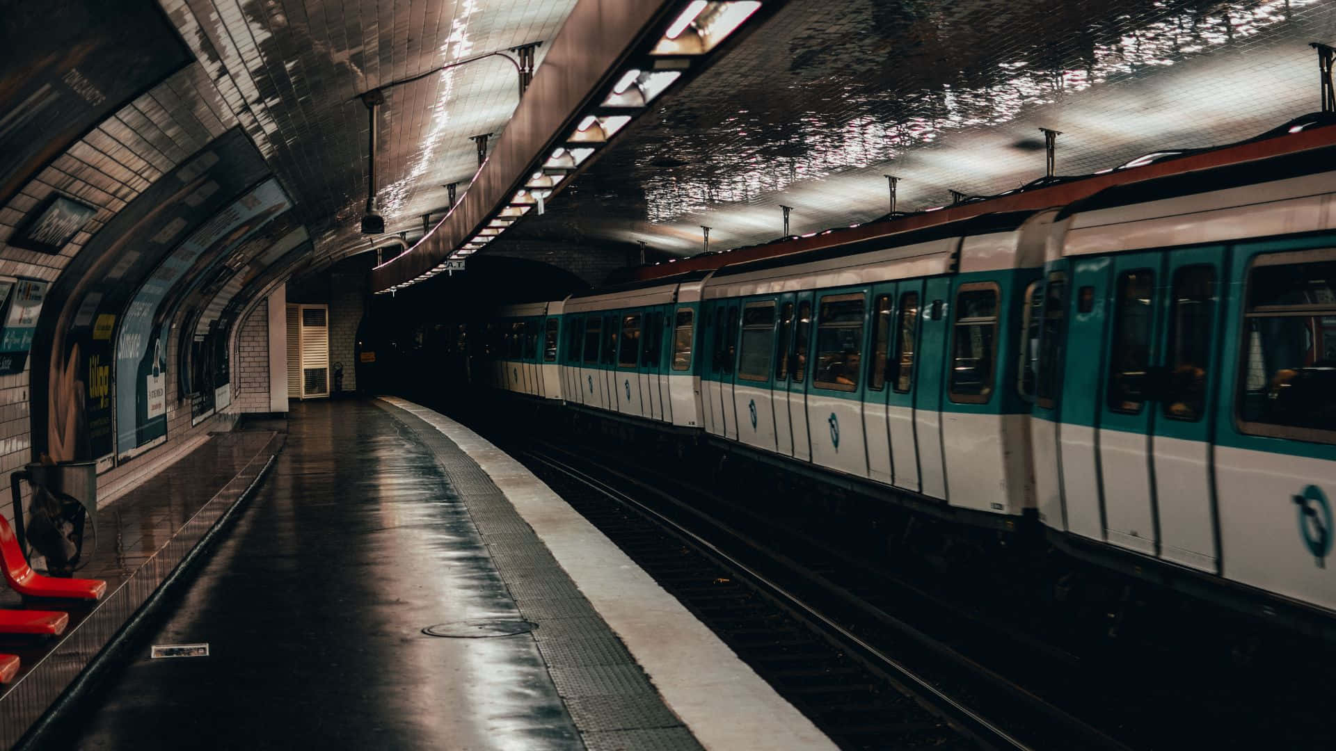 Estaciónde Metro Vibrante En Movimiento.