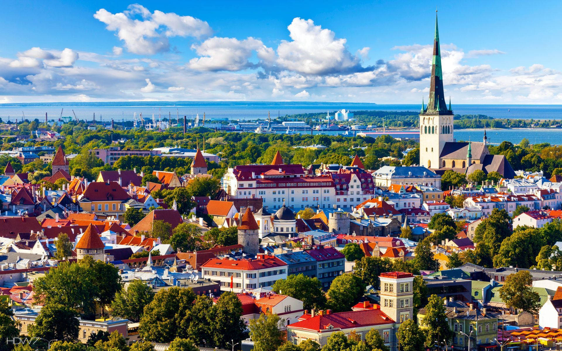 Estonia,una Ciudad Nublada Y Vibrante. Fondo de pantalla