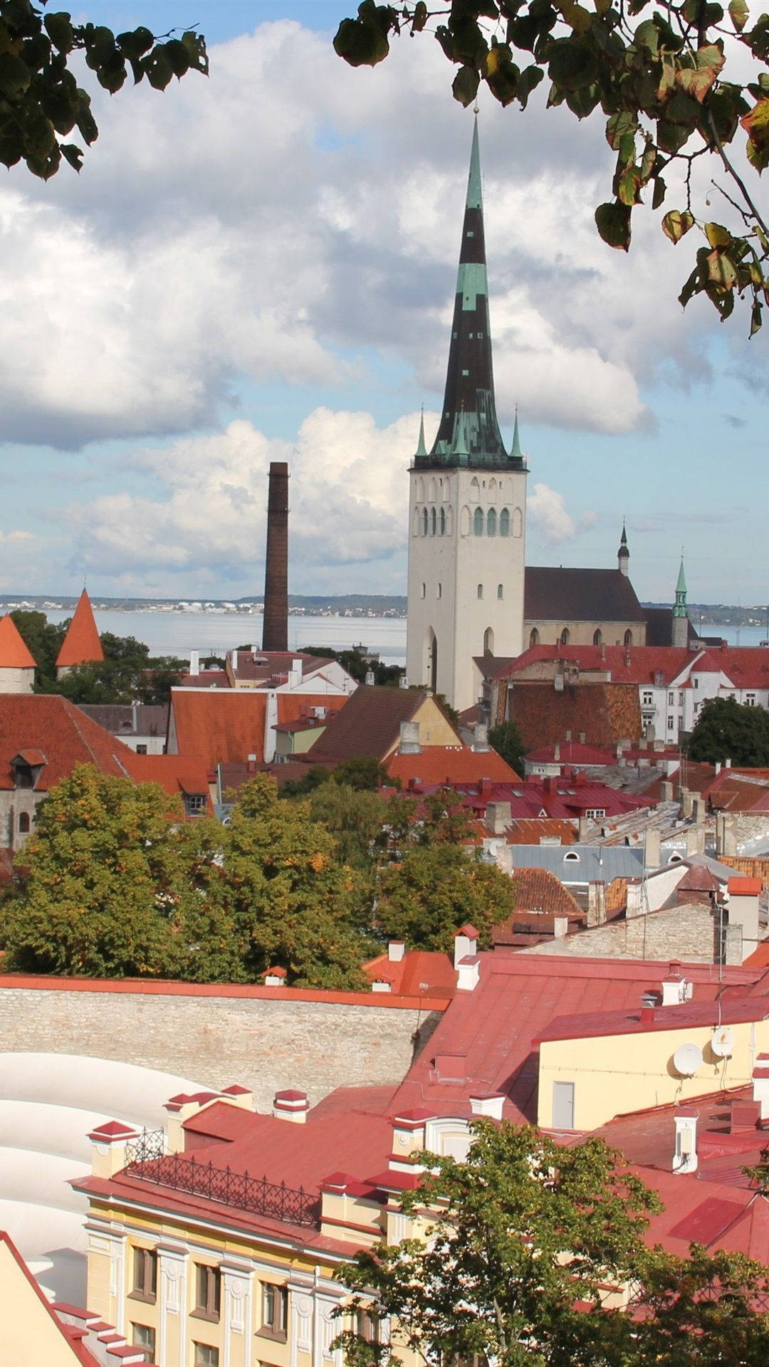 Sceneriet fra Estlands Sankt Olafs Kirke tapet Wallpaper