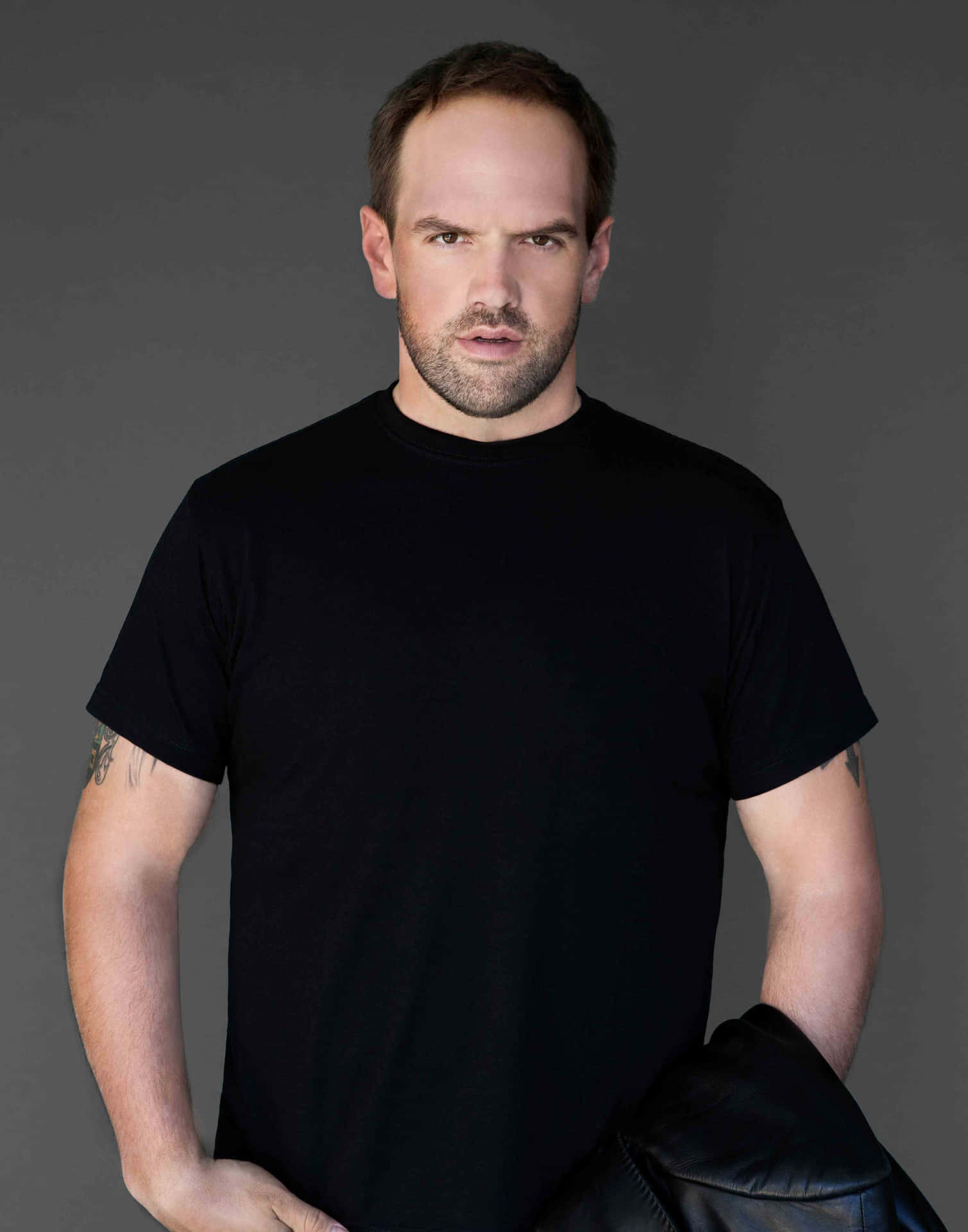 Ethansuplee Is An American Actor Known For His Roles In Movies And Tv Shows Such As Remember The Titans, My Name Is Earl, And The Wolf Of Wall Street. Fondo de pantalla