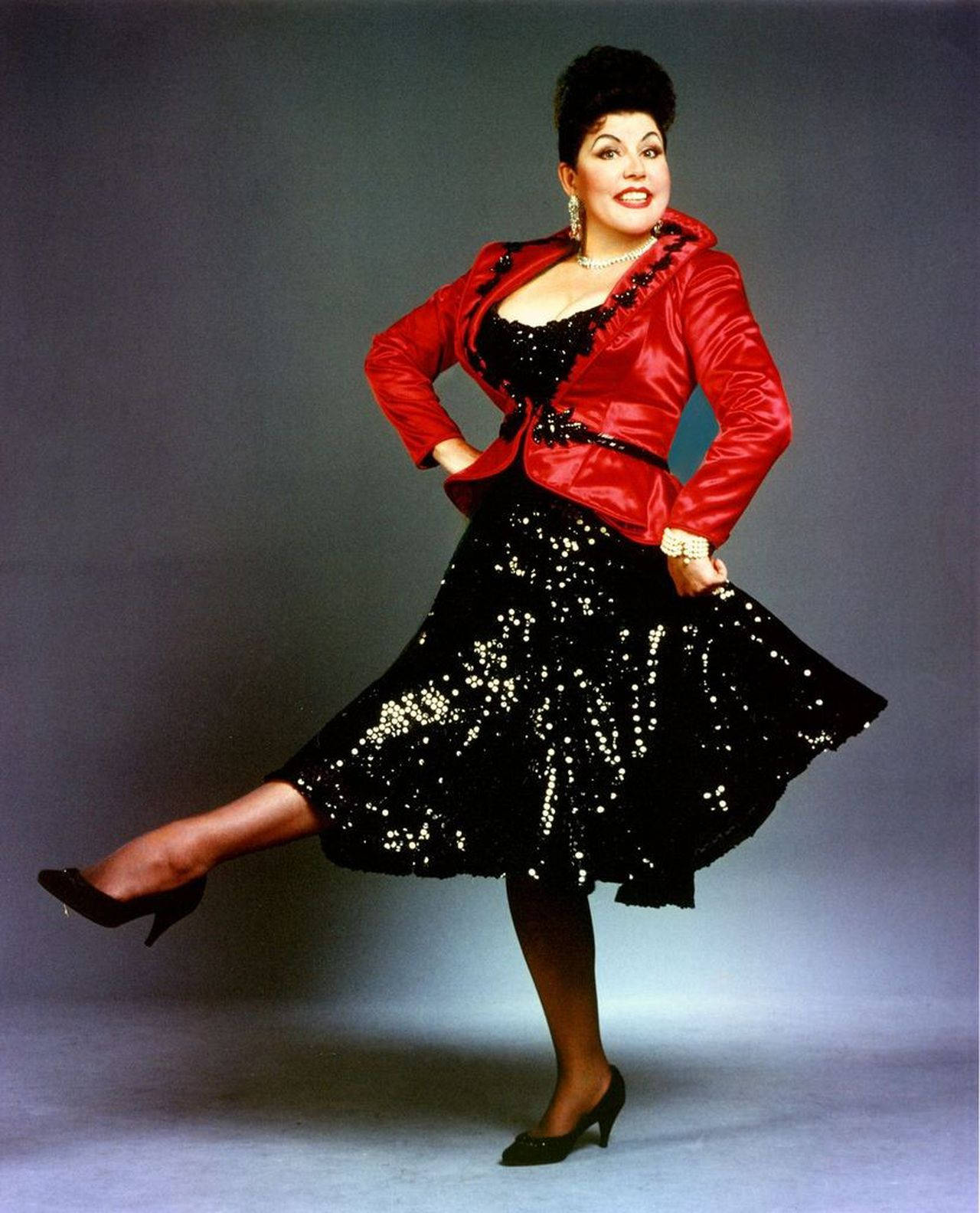 Ethel Merman der danser i et sort og rødt tøj Wallpaper