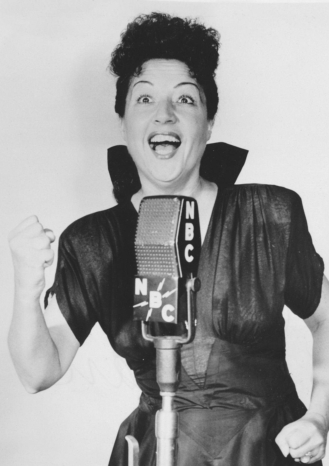 Ethel Merman synger med et stort mikrofon Wallpaper