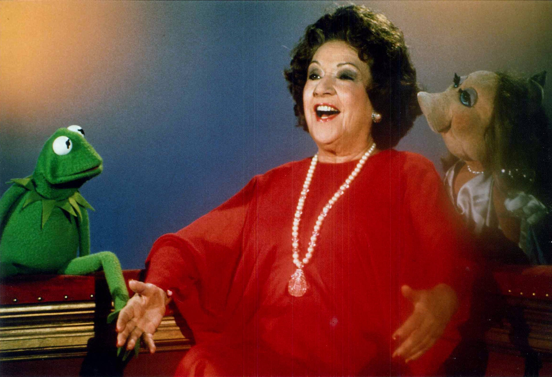 Ethel Merman performing alongside Muppets' Kermit the Frog and Miss Piggy Wallpaper