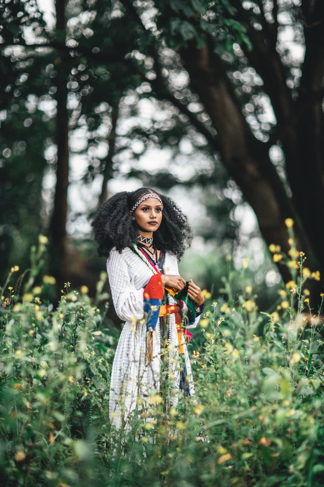 Etiopisk pige på græsfelt Wallpaper