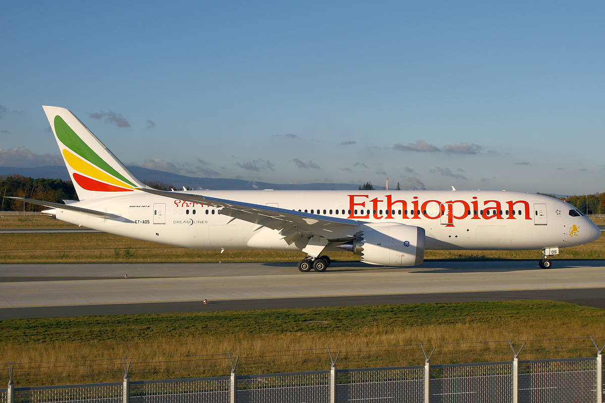 Aereodi Ethiopian Airlines Sulla Pista Di Decollo. Sfondo