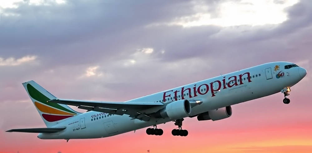 Äthiopischesflugzeug Der Ethiopian Airlines Fliegt Am Sonnenuntergangshimmel. Wallpaper