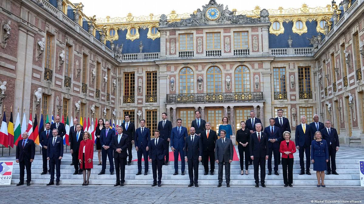 Eu Leaders Posing In Front Of The Palace Of Versailles' Courtyard Wallpaper