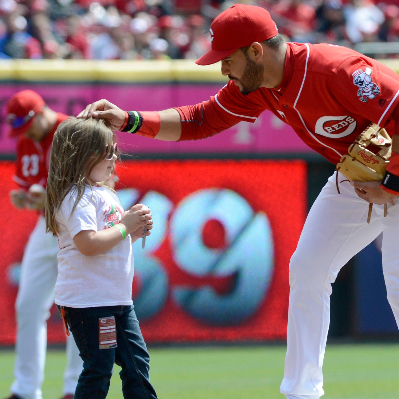 Download Eugenio Suarez With Little Girl Wallpaper