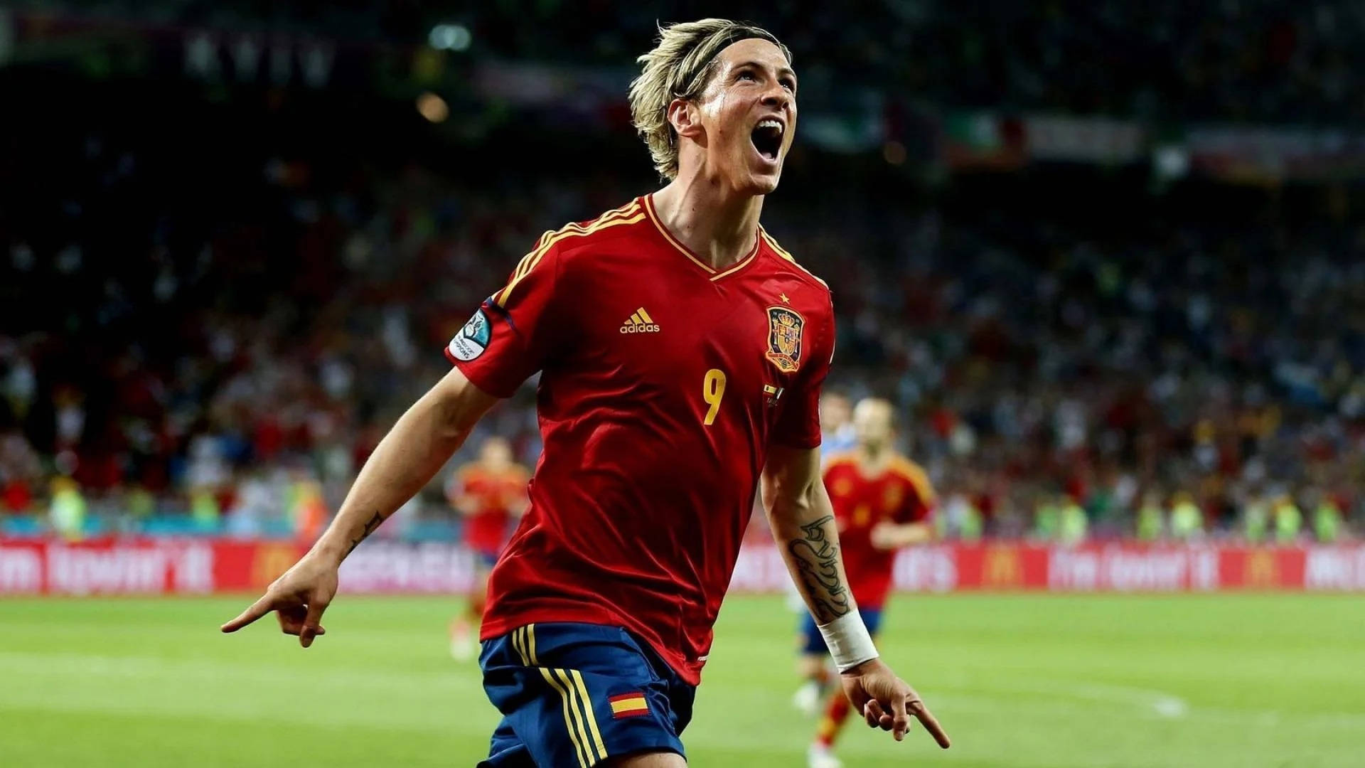 Equipanacional De Futebol De Espanha Para O Euro 2012 Com Fernando Torres Como Protagonista Do Papel De Parede Para Computador Ou Telemóvel. Papel de Parede