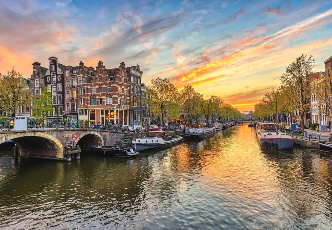 Amsterdam,países Baixos - Uma Cidade Com Um Canal E Edifícios.
