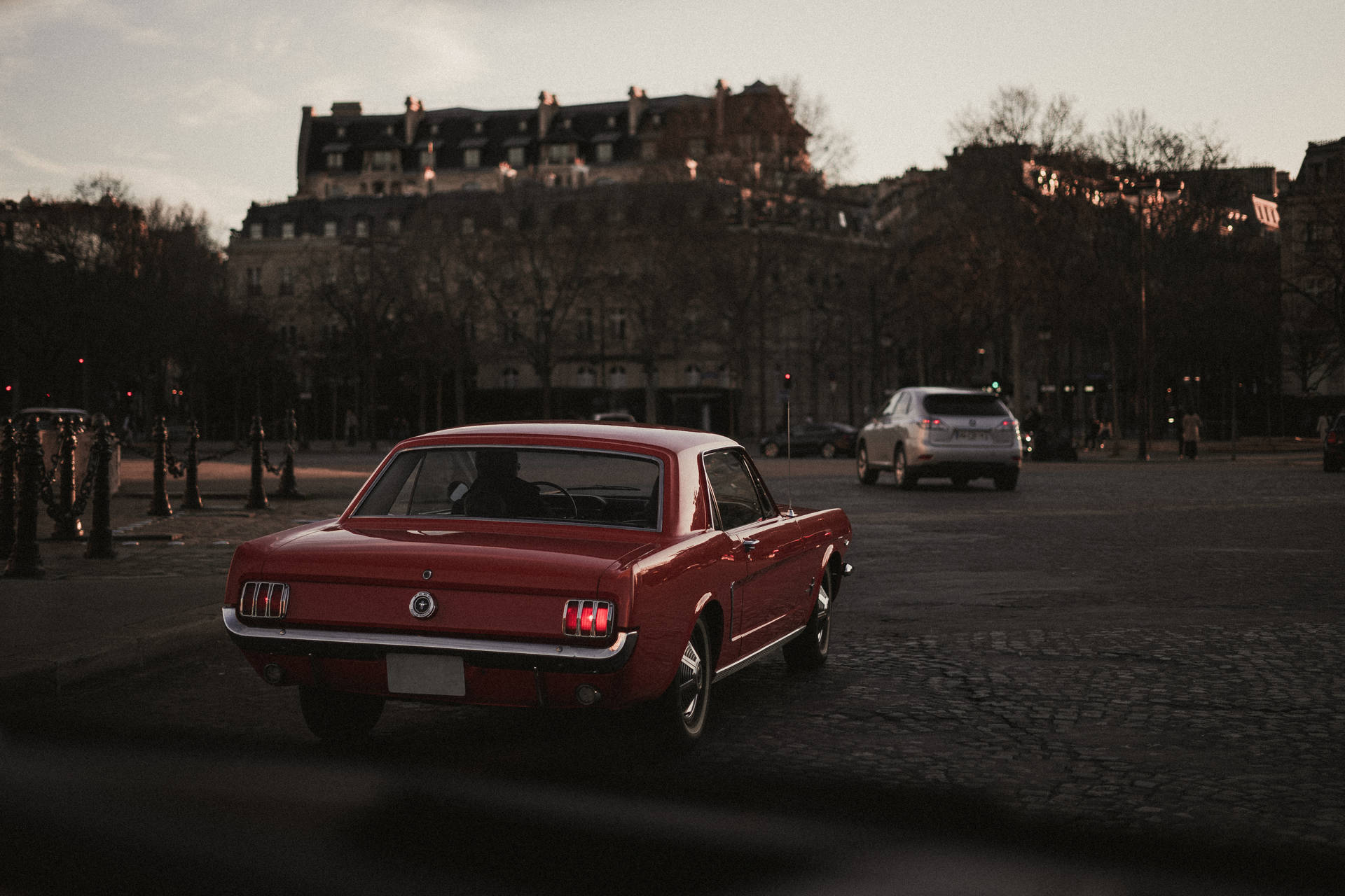 Europæisk By 1965 Rød Mustang HD Tapet Wallpaper