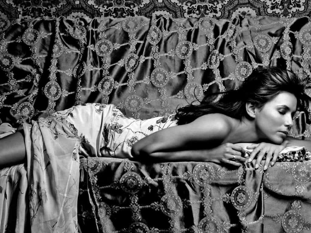 Captivating Eva Longoria in a Glamorous Pose Wallpaper